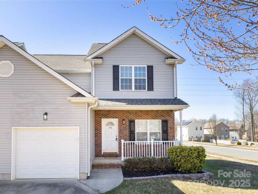 136 Ridge Bluff Road, Mooresville, NC 28115.  MLS# CAR4231762, YatesRealty ID 15836. 