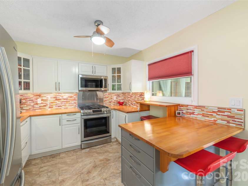51 Maple Ridge Lane, Asheville, NC 28806.  MLS# CAR4373864, YatesRealty ID 15836. 