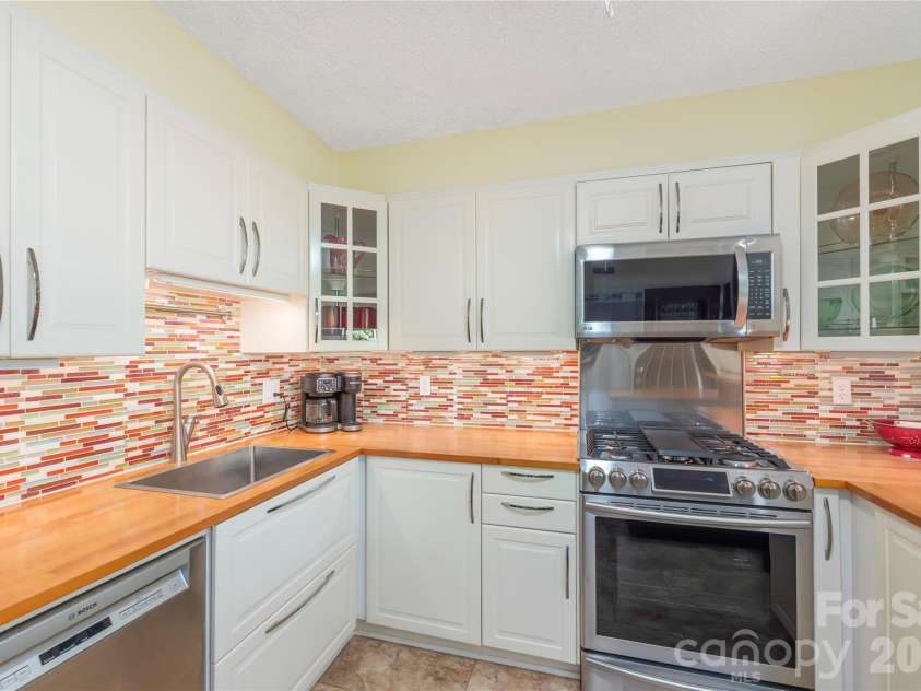 51 Maple Ridge Lane, Asheville, NC 28806.  MLS# CAR4373864, YatesRealty ID 15836. 