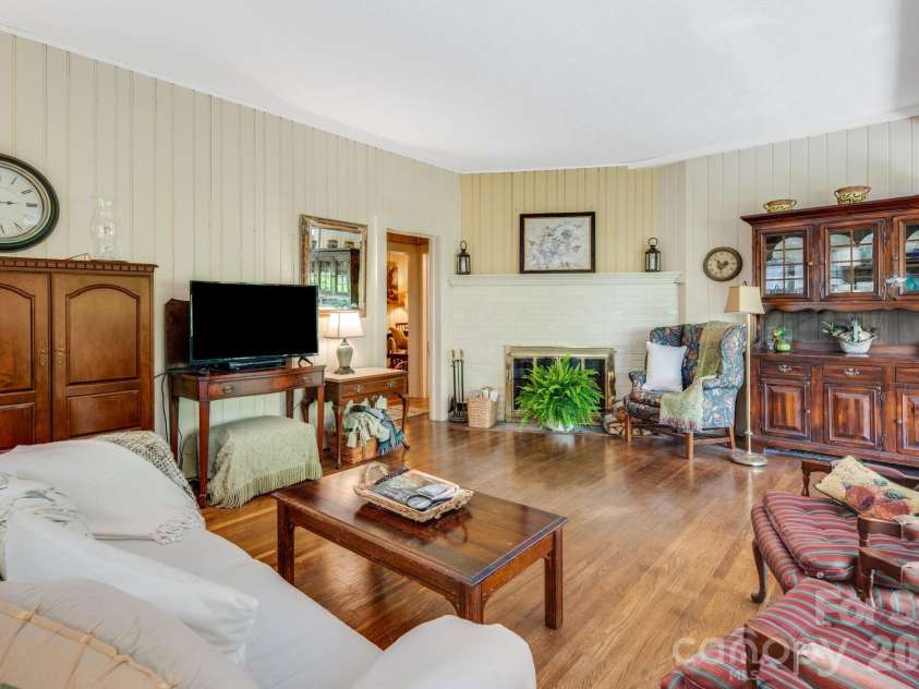 121 Ohara Circle, Hendersonville, NC 28739.  MLS# CAR4382724, YatesRealty ID 15837. 