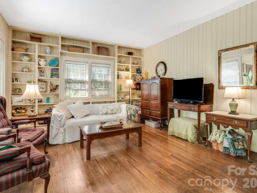 121 Ohara Circle, Hendersonville, NC 28739.  MLS# CAR4382724, YatesRealty ID 15837. 