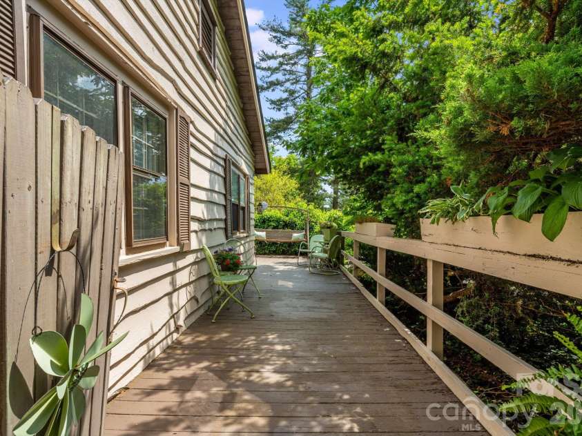 121 Ohara Circle, Hendersonville, NC 28739.  MLS# CAR4382724, YatesRealty ID 15837. 