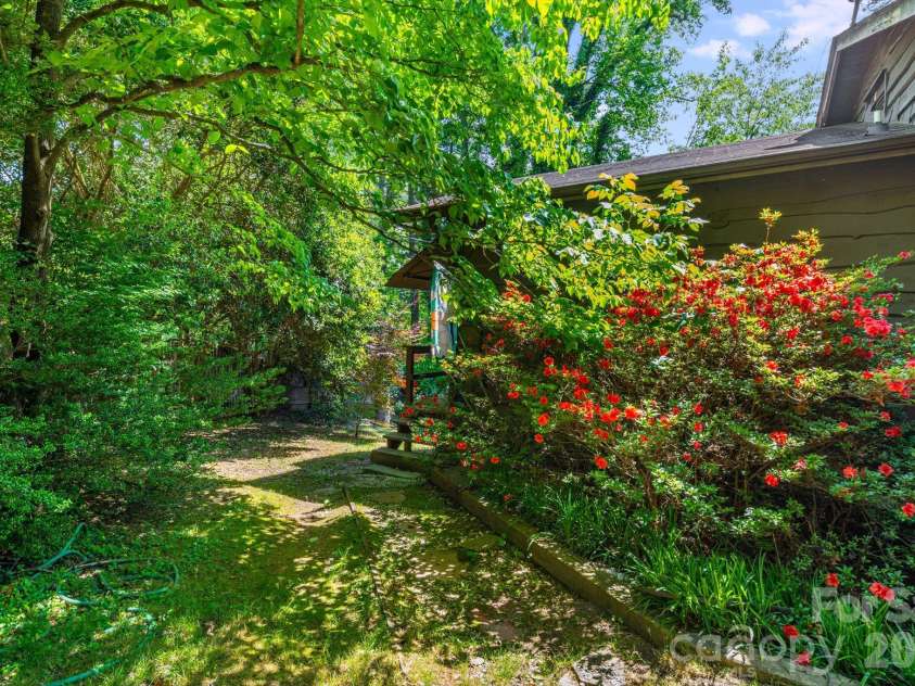 121 Ohara Circle, Hendersonville, NC 28739.  MLS# CAR4382724, YatesRealty ID 15837. 