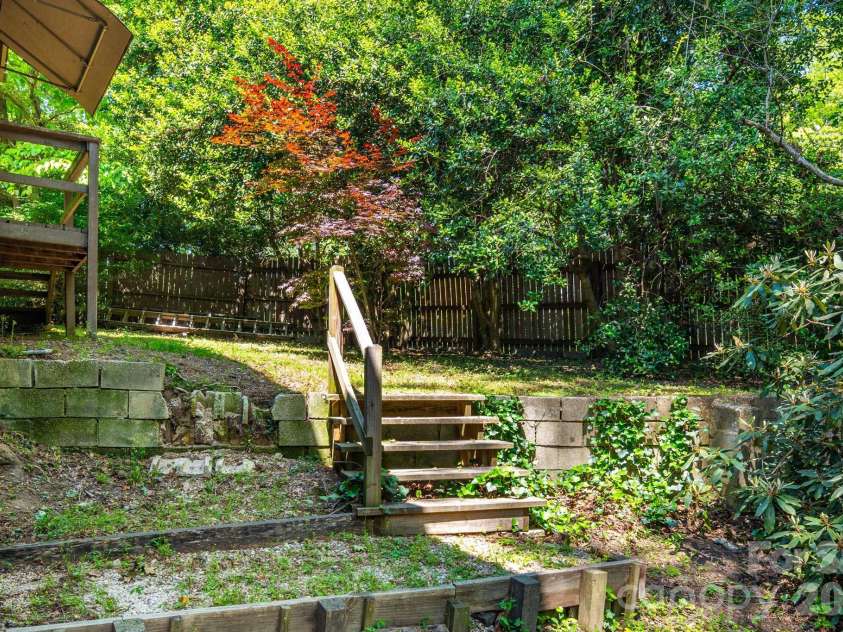 121 Ohara Circle, Hendersonville, NC 28739.  MLS# CAR4382724, YatesRealty ID 15837. 