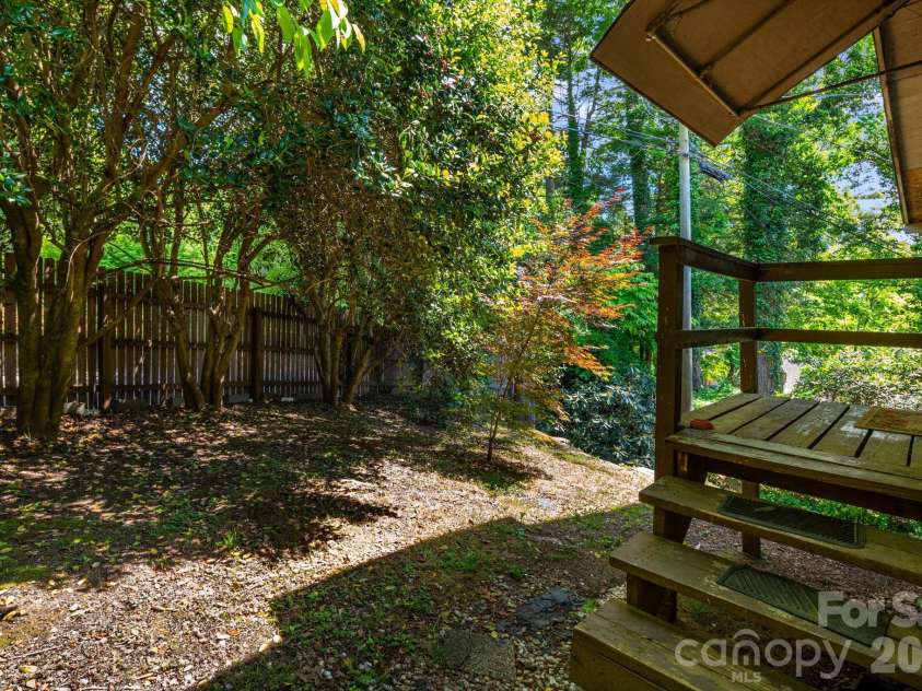 121 Ohara Circle, Hendersonville, NC 28739.  MLS# CAR4382724, YatesRealty ID 15837. 