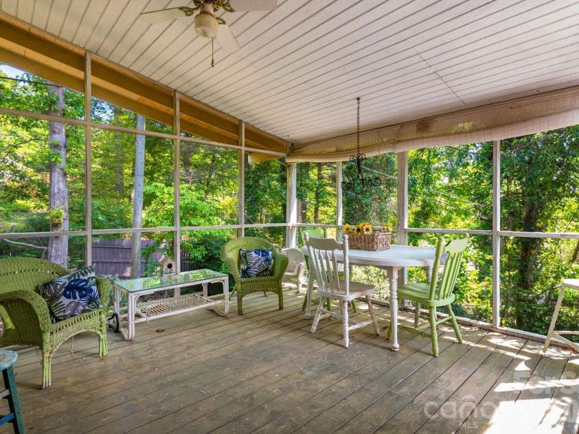 121 Ohara Circle, Hendersonville, NC 28739.  MLS# CAR4382724, YatesRealty ID 15837. Such a nice space