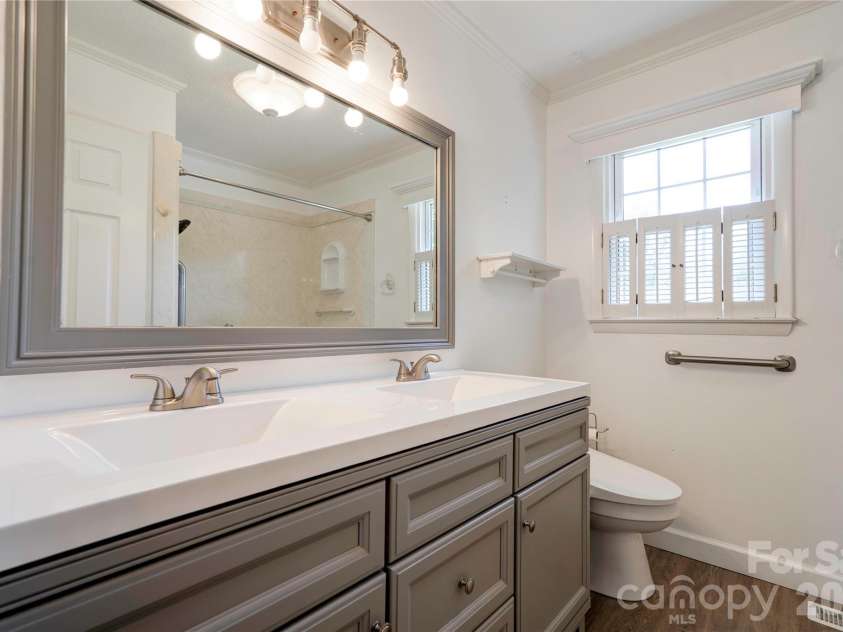 508 Lee Drive, Shelby, NC 28152.  MLS# CAR4373338, YatesRealty ID 15838. Bathroom