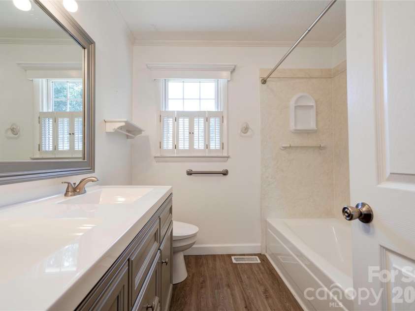 508 Lee Drive, Shelby, NC 28152.  MLS# CAR4373338, YatesRealty ID 15838. Bathroom