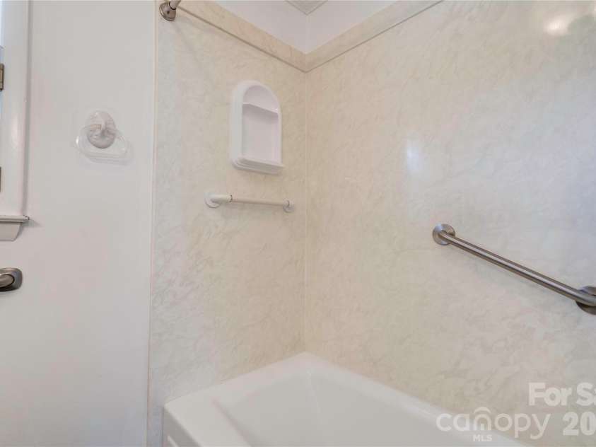 508 Lee Drive, Shelby, NC 28152.  MLS# CAR4373338, YatesRealty ID 15838. Bathroom