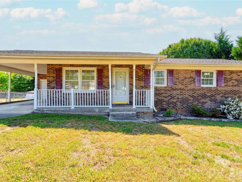 508 Lee Drive, Shelby, NC 28152.  MLS# CAR4373338, YatesRealty ID 15838. Covered Front Porch