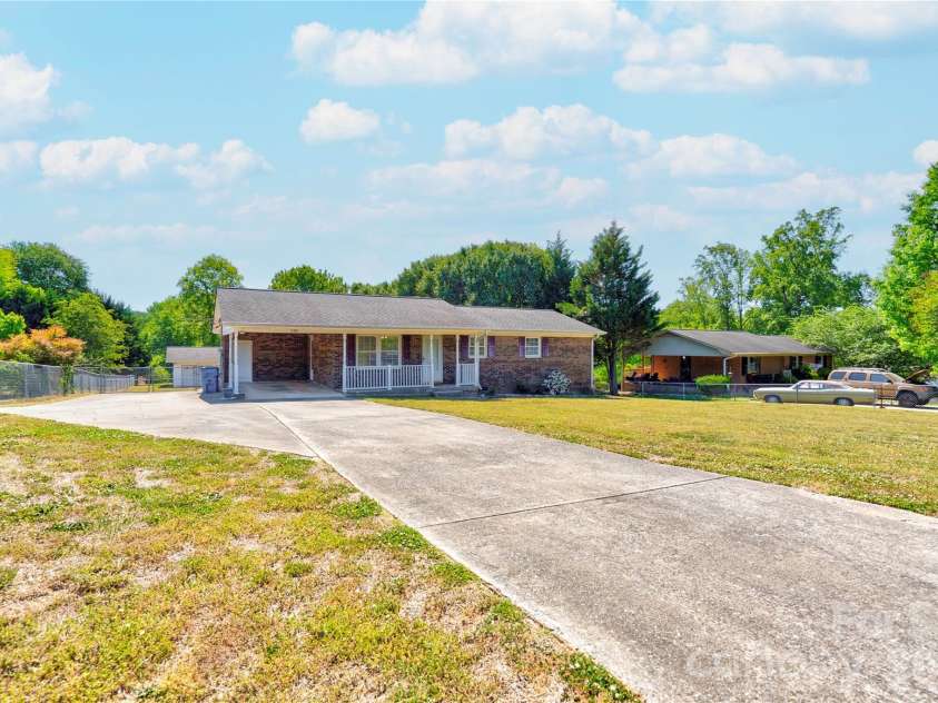 508 Lee Drive, Shelby, NC 28152.  MLS# CAR4373338, YatesRealty ID 15838. Front Left