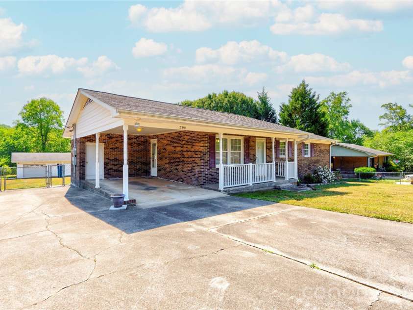 508 Lee Drive, Shelby, NC 28152.  MLS# CAR4373338, YatesRealty ID 15838. Front Left