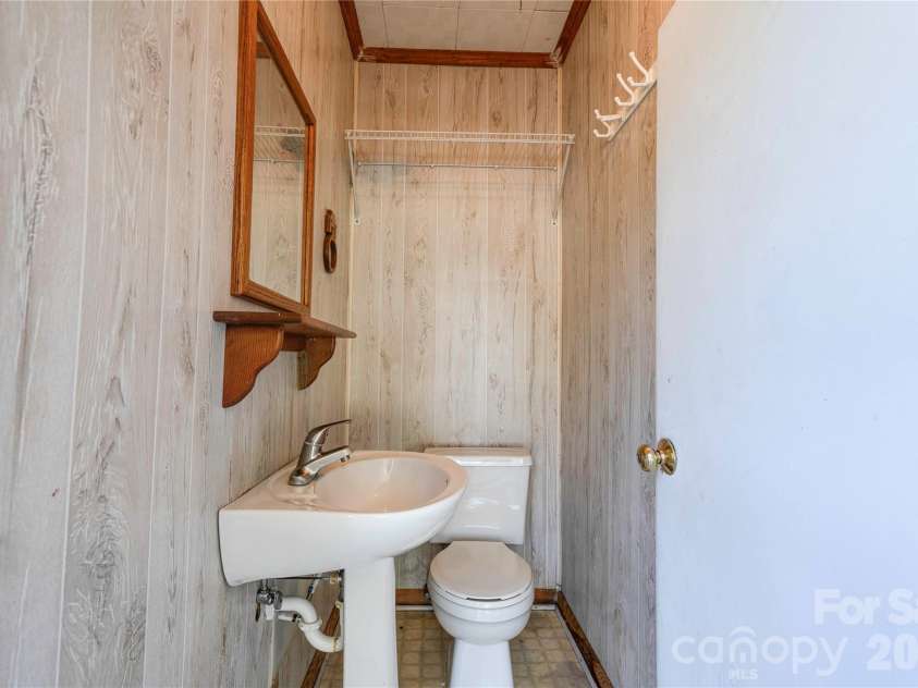 508 Lee Drive, Shelby, NC 28152.  MLS# CAR4373338, YatesRealty ID 15838. Half Bath - Carport