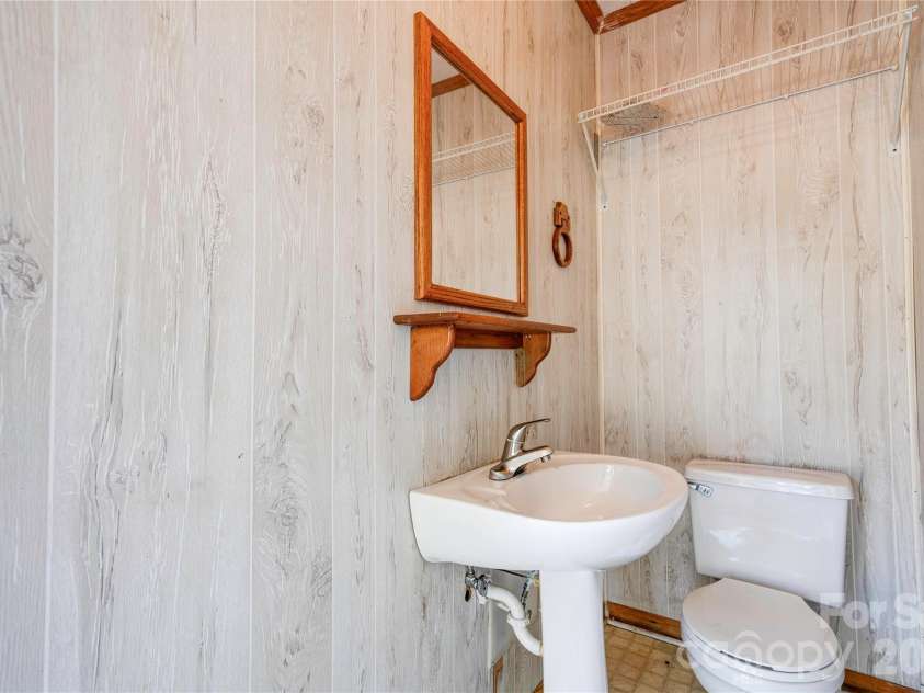 508 Lee Drive, Shelby, NC 28152.  MLS# CAR4373338, YatesRealty ID 15838. Half Bath - Carport