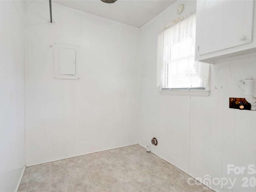 508 Lee Drive, Shelby, NC 28152.  MLS# CAR4373338, YatesRealty ID 15838. Laundry Room
