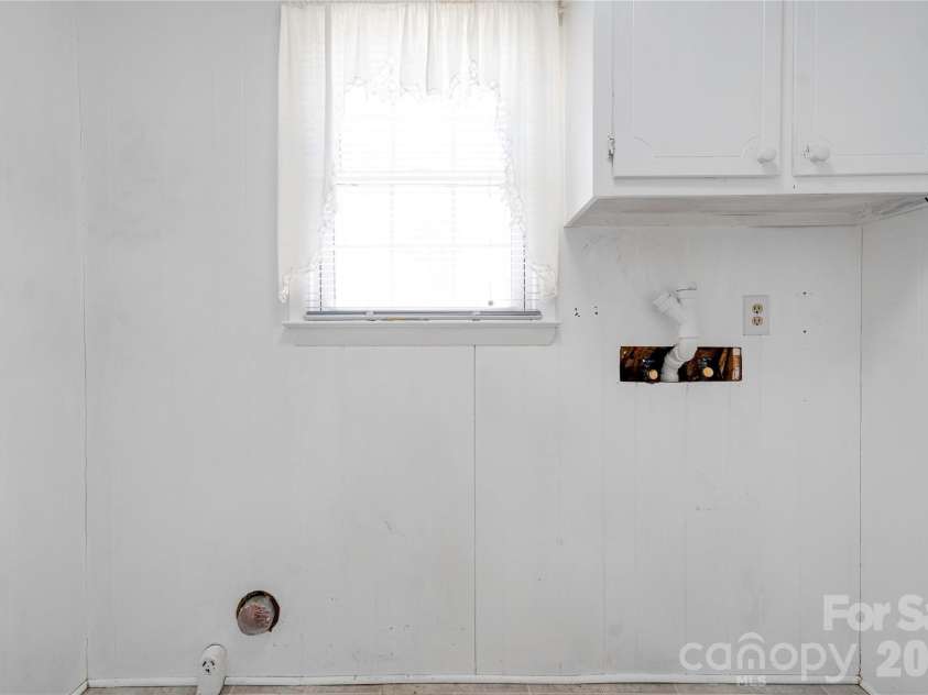 508 Lee Drive, Shelby, NC 28152.  MLS# CAR4373338, YatesRealty ID 15838. Laundry Room