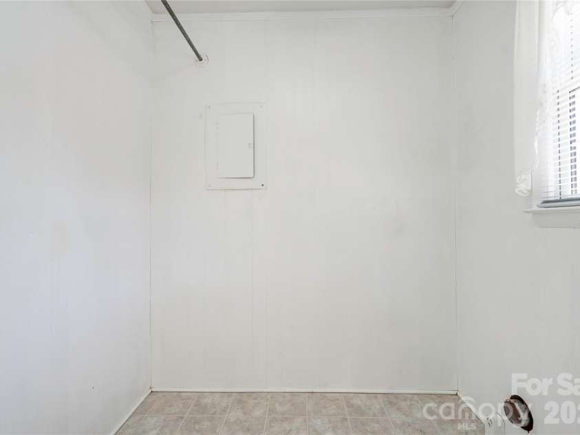 508 Lee Drive, Shelby, NC 28152.  MLS# CAR4373338, YatesRealty ID 15838. Laundry Room