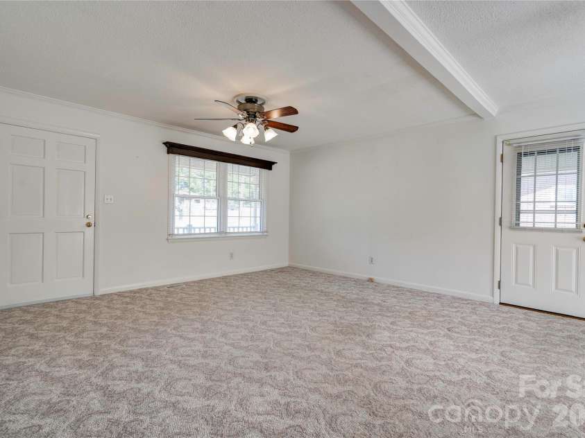 508 Lee Drive, Shelby, NC 28152.  MLS# CAR4373338, YatesRealty ID 15838. Living Room