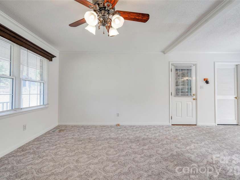 508 Lee Drive, Shelby, NC 28152.  MLS# CAR4373338, YatesRealty ID 15838. Living Room