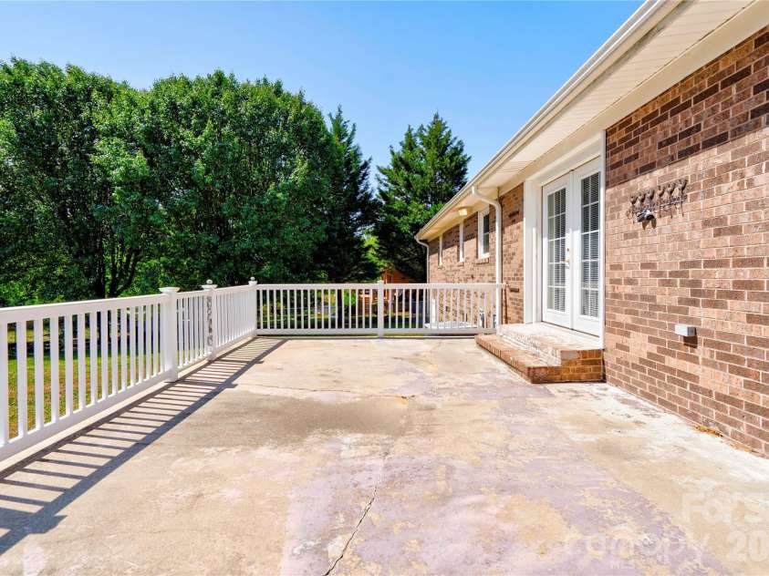 508 Lee Drive, Shelby, NC 28152.  MLS# CAR4373338, YatesRealty ID 15838. Rear Deck