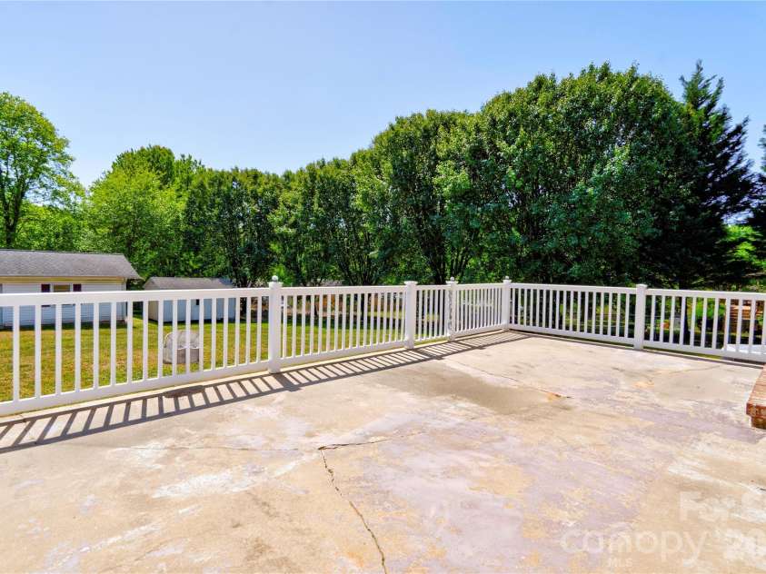508 Lee Drive, Shelby, NC 28152.  MLS# CAR4373338, YatesRealty ID 15838. Rear Deck/Yard