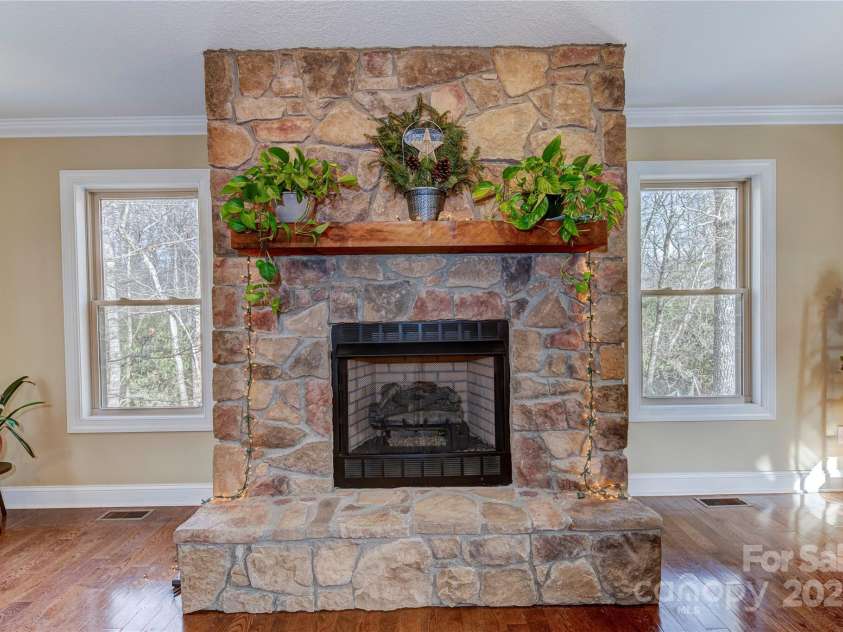 180 Dalton Lane, Black Mountain, NC 28711.  MLS# CAR4245129, YatesRealty ID 15847. 