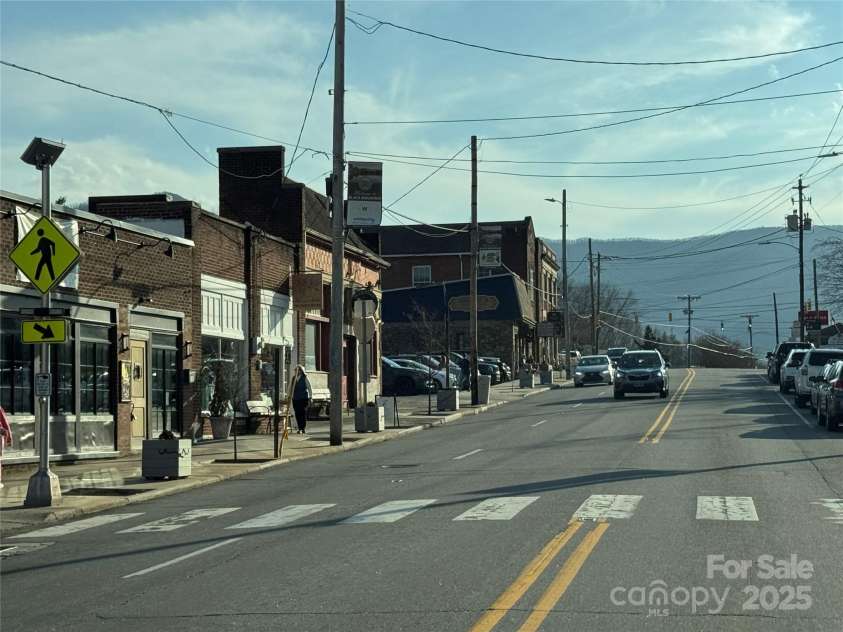 180 Dalton Lane, Black Mountain, NC 28711.  MLS# CAR4245129, YatesRealty ID 15847. Downtown Black Mountain is just a 15 minute drive