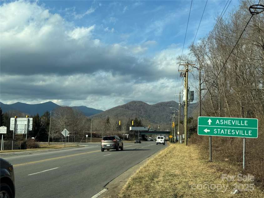 180 Dalton Lane, Black Mountain, NC 28711.  MLS# CAR4245129, YatesRealty ID 15847. Easy access to I-40