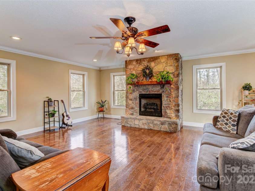 180 Dalton Lane, Black Mountain, NC 28711.  MLS# CAR4245129, YatesRealty ID 15847. Large den off kitchen and dining area