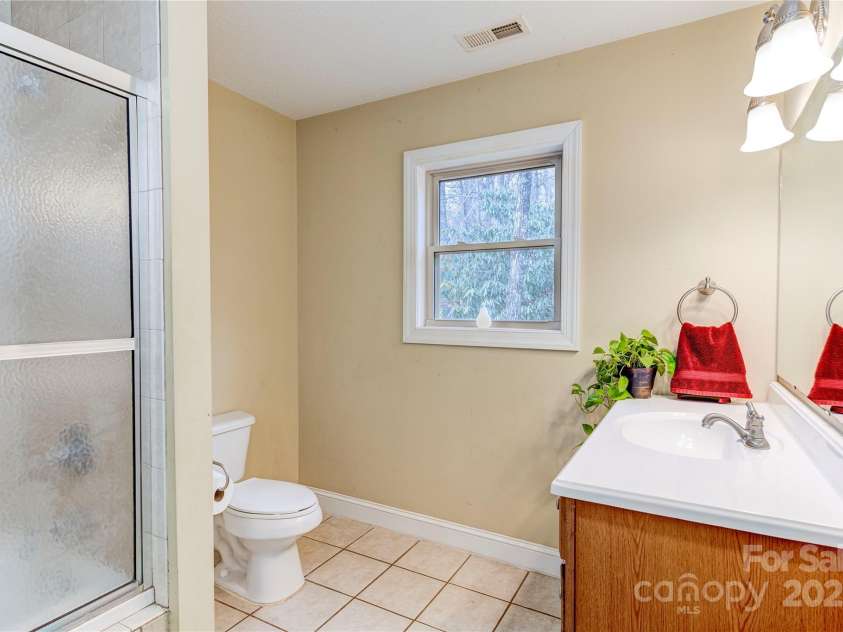 180 Dalton Lane, Black Mountain, NC 28711.  MLS# CAR4245129, YatesRealty ID 15847. Lower level bathroom - tub shower combo