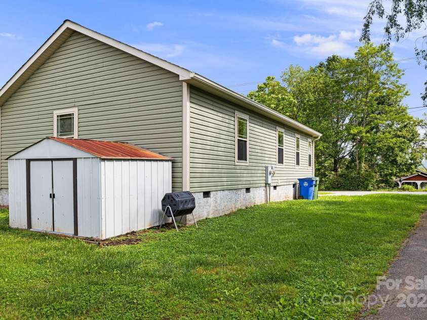 302 Hazel Mill Road, Asheville, NC 28806.  MLS# CAR4253738, YatesRealty ID 15848. 