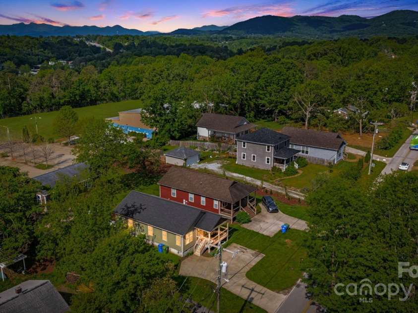 302 Hazel Mill Road, Asheville, NC 28806.  MLS# CAR4253738, YatesRealty ID 15848. 