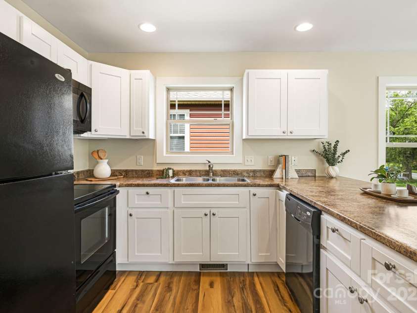 302 Hazel Mill Road, Asheville, NC 28806.  MLS# CAR4253738, YatesRealty ID 15848. Spacious kitchen