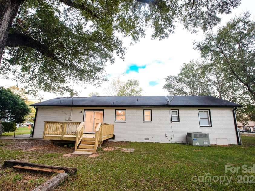 4901 Greenwood Drive, Gastonia, NC 28052.  MLS# CAR4191677, YatesRealty ID 1585. 