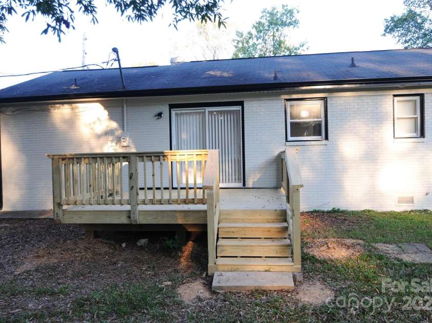 4901 Greenwood Drive, Gastonia, NC 28052.  MLS# CAR4191677, YatesRealty ID 1585. 