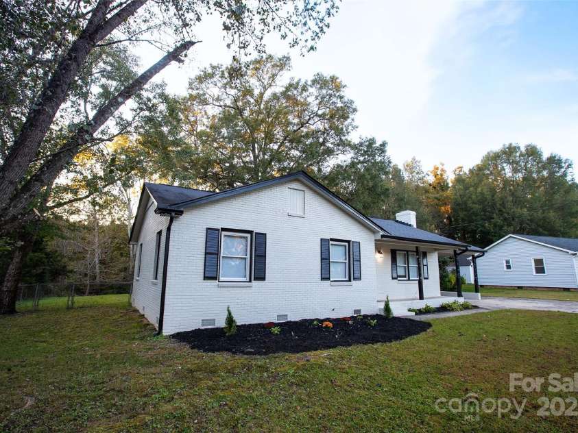 4901 Greenwood Drive, Gastonia, NC 28052.  MLS# CAR4191677, YatesRealty ID 1585. 