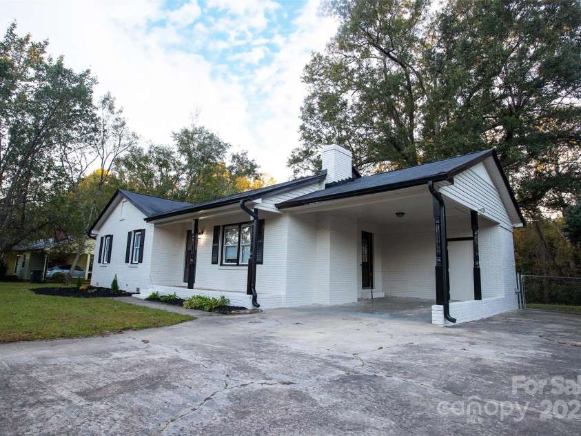 4901 Greenwood Drive, Gastonia, NC 28052.  MLS# CAR4191677, YatesRealty ID 1585. 