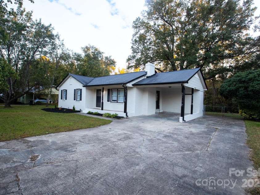 4901 Greenwood Drive, Gastonia, NC 28052.  MLS# CAR4191677, YatesRealty ID 1585. 