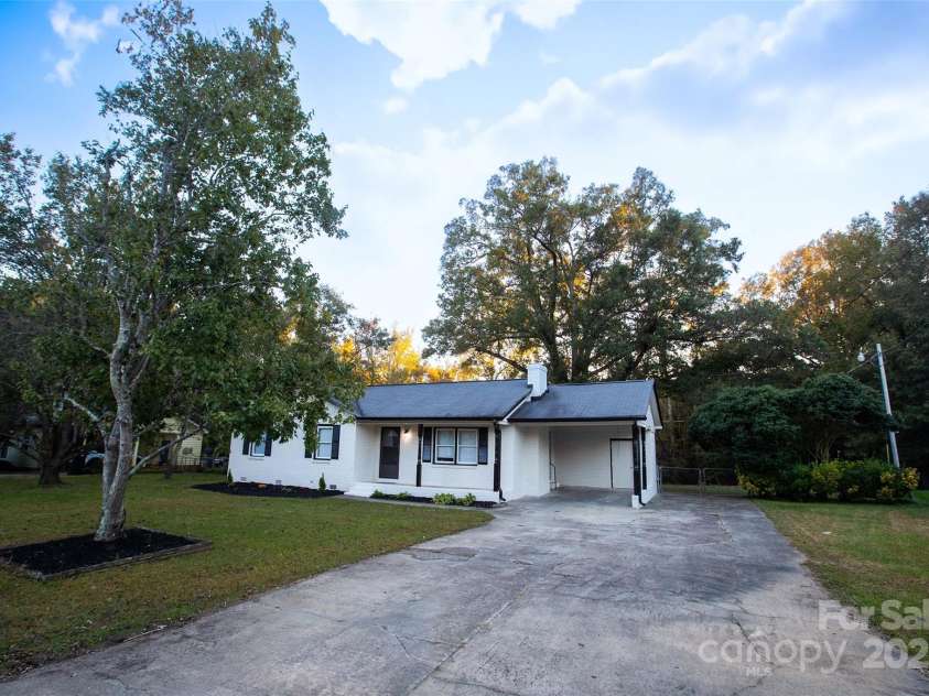 4901 Greenwood Drive, Gastonia, NC 28052.  MLS# CAR4191677, YatesRealty ID 1585. 