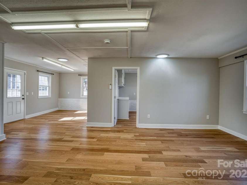 1505 Canterbury Place, Lenoir, NC 28645.  MLS# CAR4217177, YatesRealty ID 15850. Flex Area