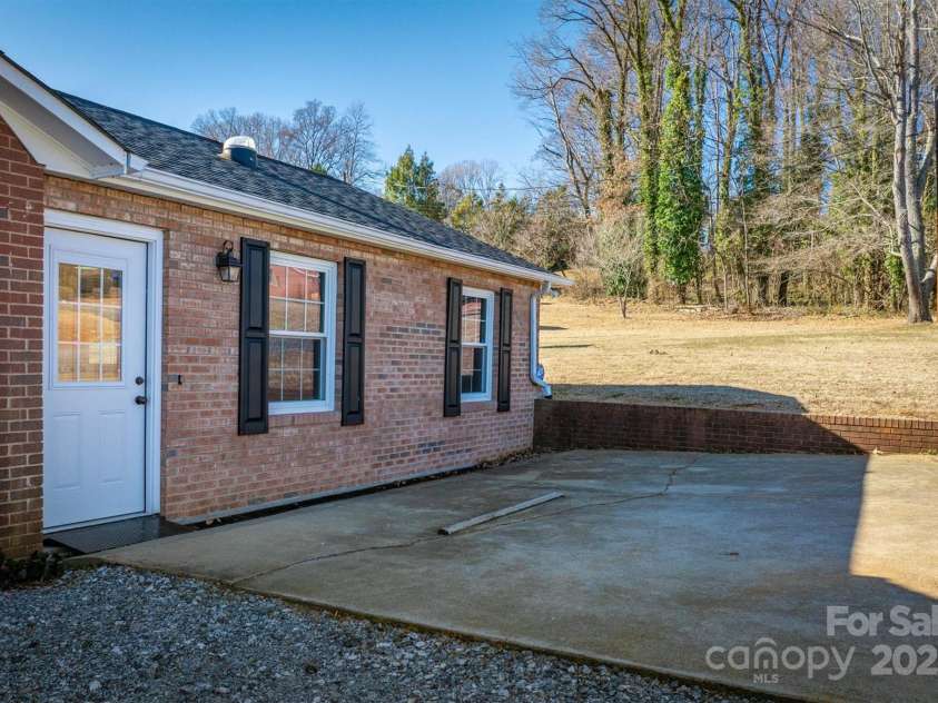1505 Canterbury Place, Lenoir, NC 28645.  MLS# CAR4217177, YatesRealty ID 15850. No step entrance