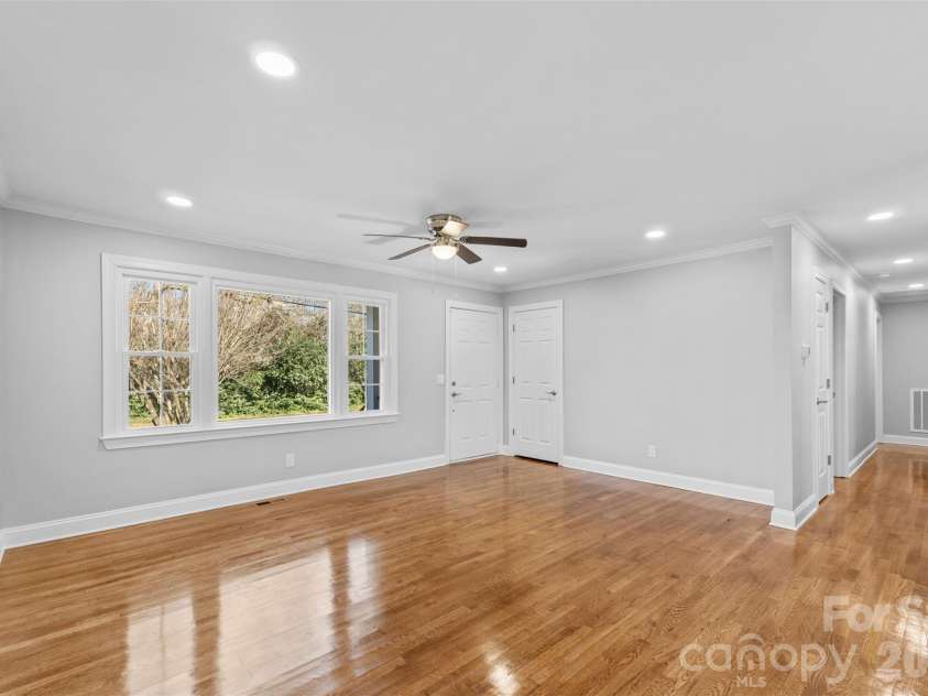 206 Hunter Street, York, SC 29745.  MLS# CAR4338368, YatesRealty ID 15851. Living Room