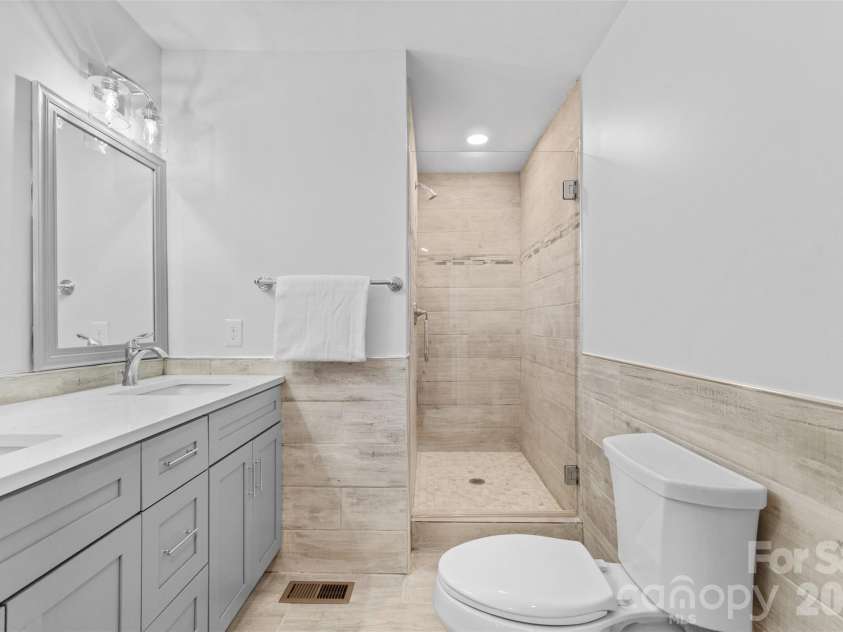 206 Hunter Street, York, SC 29745.  MLS# CAR4338368, YatesRealty ID 15851. Primary Bath
