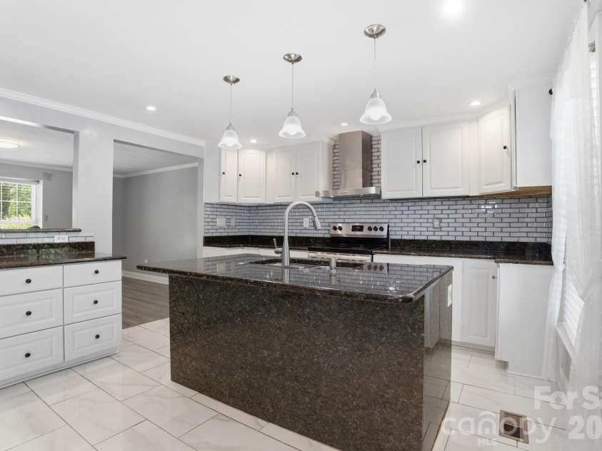 6839 Honey Hurst Lane, Charlotte, NC 28212.  MLS# CAR4370871, YatesRealty ID 15853. 