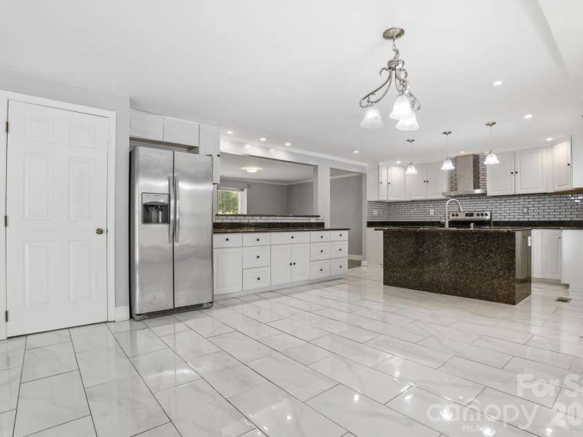 6839 Honey Hurst Lane, Charlotte, NC 28212.  MLS# CAR4370871, YatesRealty ID 15853. 