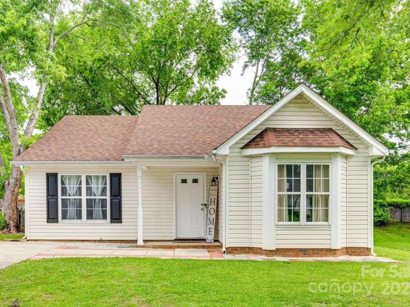 7442 Crestside Lane, Charlotte, NC 28227.  MLS# CAR4258580, YatesRealty ID 15853. 