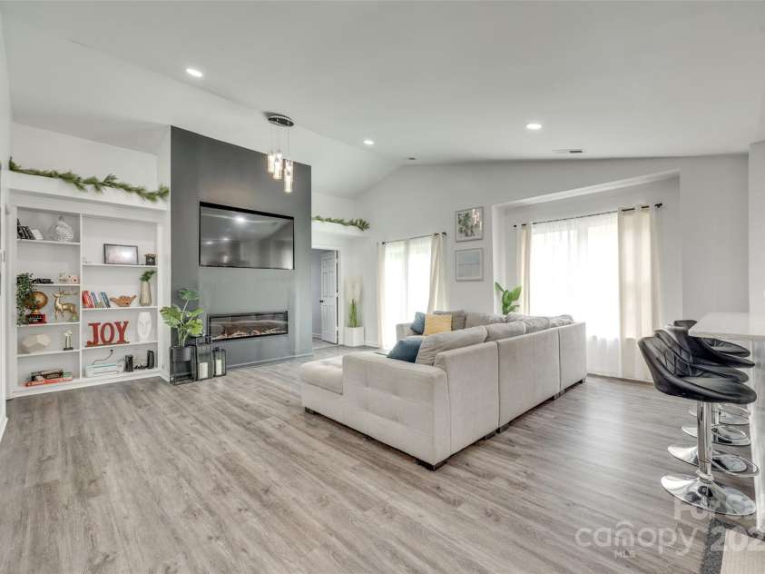 7442 Crestside Lane, Charlotte, NC 28227.  MLS# CAR4258580, YatesRealty ID 15853. 