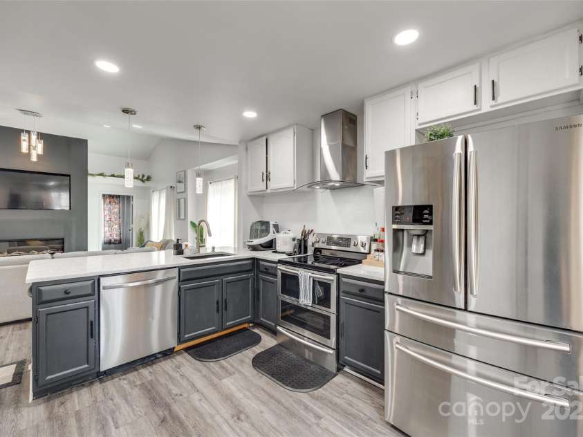 7442 Crestside Lane, Charlotte, NC 28227.  MLS# CAR4258580, YatesRealty ID 15853. 