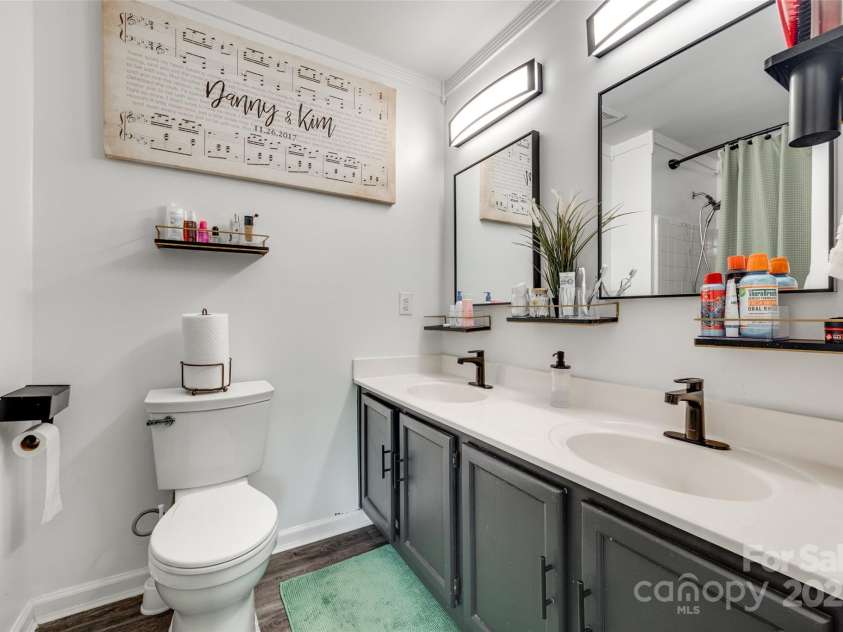 7442 Crestside Lane, Charlotte, NC 28227.  MLS# CAR4258580, YatesRealty ID 15853. Primary Bath