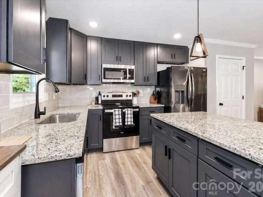 222 Cliffside Drive, Kannapolis, NC 28081.  MLS# CAR4370117, YatesRealty ID 15854. Kitchen